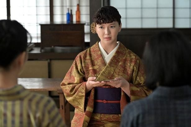 りん(見上愛)、直美(上坂樹里)と話をする捨松(多部未華子)