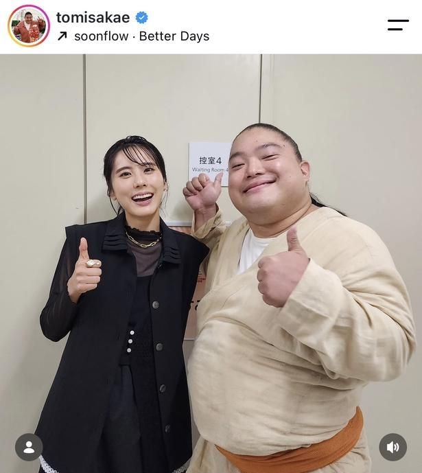 【写真】富栄ドラム＆花岡すみれ、控室の前で笑顔のグッドサイン