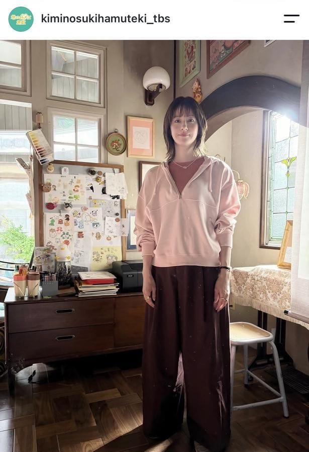 【写真】ピンクトーンコーデの大人カジュアルが似合う松本若菜