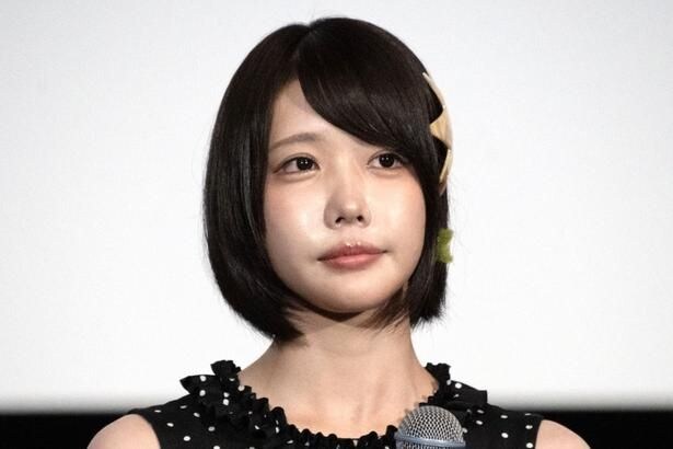 あの、黒ビスチェ×白スカートのドレス姿…上品でシックな舞台挨拶オフショットに多数の「いいね！」