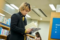 ヤンキー高校生・奥平大兼“石平”は10年ぶりの図書館で西野七瀬“早瀬丸”らに出会う　夜ドラ「税金で買った本」が開幕