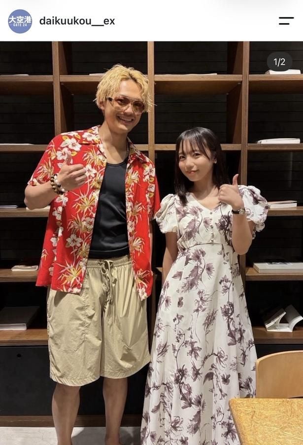 【写真】清楚なワンピース姿の齊藤京子＆派手なアロハシャツ姿の中山翔貴の2ショット