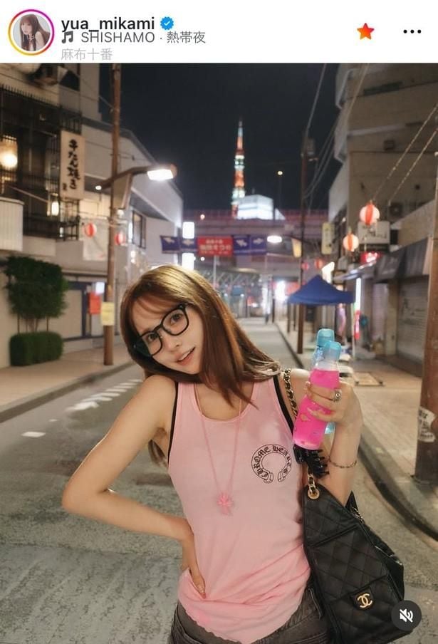 【写真】三上悠亜、顔を傾けたキュートなメガネ姿