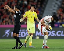 決断を急げ！ファウルか？ 合図は？ 船越ジャパンが初体験の新ビデオ判定でチャレンジ成功。先制PK獲得の舞台裏【現地発】