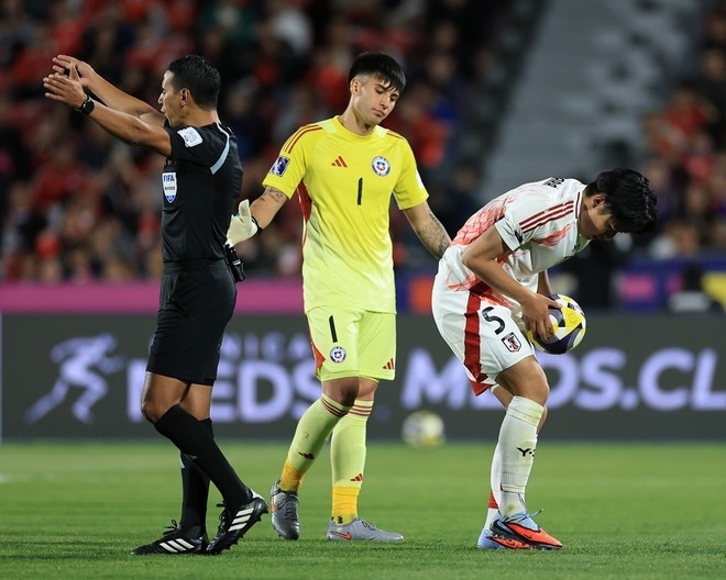 決断を急げ！ファウルか？ 合図は？ 船越ジャパンが初体験の新ビデオ判定でチャレンジ成功。先制PK獲得の舞台裏【現地発】