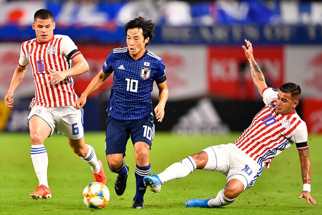 10番・中島翔哉が「パラグアイの卑劣タックル」を浴びた直後──リフティングドリブルを披露したのは“今やエース格のアタッカー”【日本代表】
