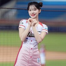 「刺激的すぎる」「めちゃ可愛い」韓国人気チアが“美太もも”全開でファン魅了！ 清楚な白のインナー姿も「セクシーで聡明」