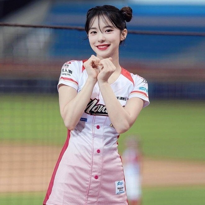 「刺激的すぎる」「めちゃ可愛い」韓国人気チアが“美太もも”全開でファン魅了！ 清楚な白のインナー姿も「セクシーで聡明」