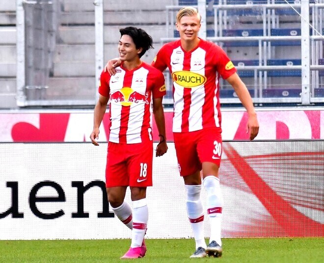 「流石に反則級の可愛さ」「ちょっと感動」南野拓実を発見!急いで駆け付けるハーランドが話題沸騰!「現世界No.1FWいい人だなあ」