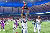 「300ゴール？」さすがは“歴代No.１ドイツ人選手”――記念ケーキを受け取った際の一言が話題！同僚の日本人GKも登場