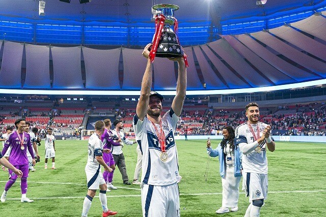 「300ゴール？」さすがは“歴代No.１ドイツ人選手”――記念ケーキを受け取った際の一言が話題！同僚の日本人GKも登場