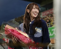 人気アイドル『日向坂46』の清水理央さんがレイソル本拠地に来場！ 試合前には花束贈呈やキックオフセレモニーも