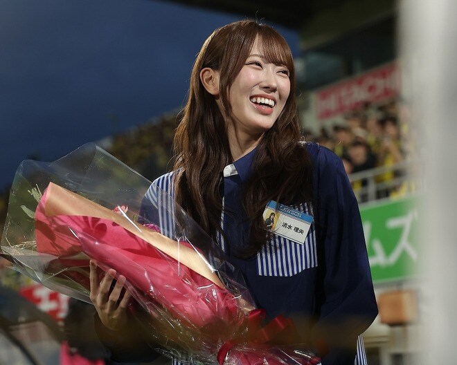 人気アイドル『日向坂46』の清水理央さんがレイソル本拠地に来場！ 試合前には花束贈呈やキックオフセレモニーも