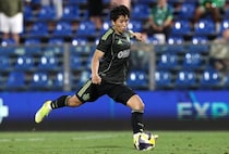 「練習場で芝を刈っているのか」名門の日本人FWへの“冷遇”にOBの元プレミア得点王が嘆き。ベンチにも入れず…