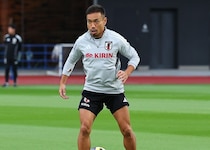 「全然ダメ」「もっと上げないと」日本代表DF長友佑都、長谷部誠コーチからの“厳しい指摘”に本音「ズバズバ言ってくる」