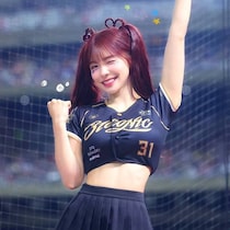 セパレートのミニスカ姿「本当にかわいい」艶やかピンクで美ボディ披露の韓国人気チアに喝采！「最も美しくセクシーなプリンセス」「笑顔がやばい」