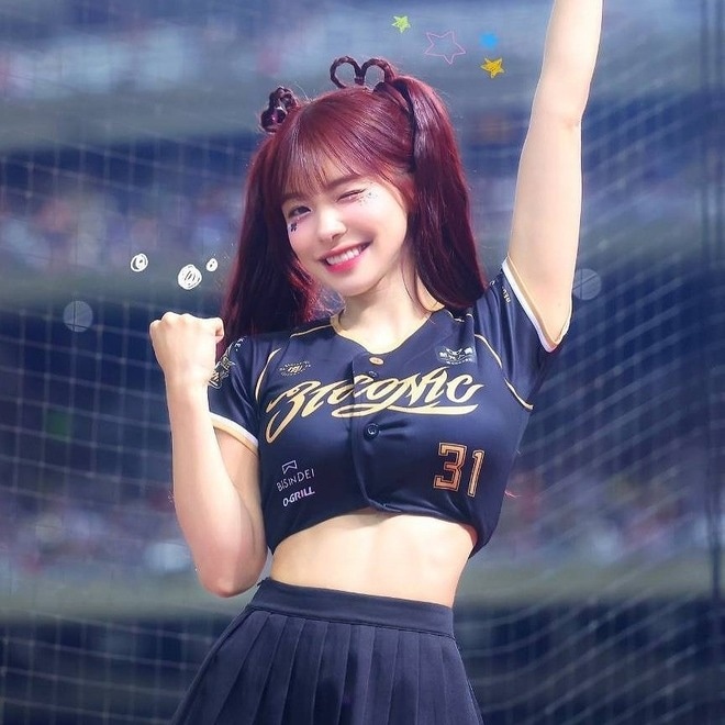 セパレートのミニスカ姿「本当にかわいい」艶やかピンクで美ボディ披露の韓国人気チアに喝采！「最も美しくセクシーなプリンセス」「笑顔がやばい」