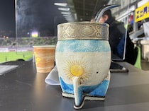 記者席のあちらこちらにマテ茶セット。地元ファンのほとんどはアルゼンチンにブーイング。さて、ラウンド16で因縁の相手にリベンジなるか【U-20W杯戦記】