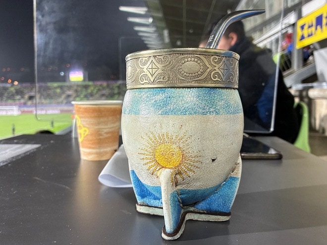 記者席のあちらこちらにマテ茶セット。地元ファンのほとんどはアルゼンチンにブーイング。さて、ラウンド16で因縁の相手にリベンジなるか【U-20W杯戦記】