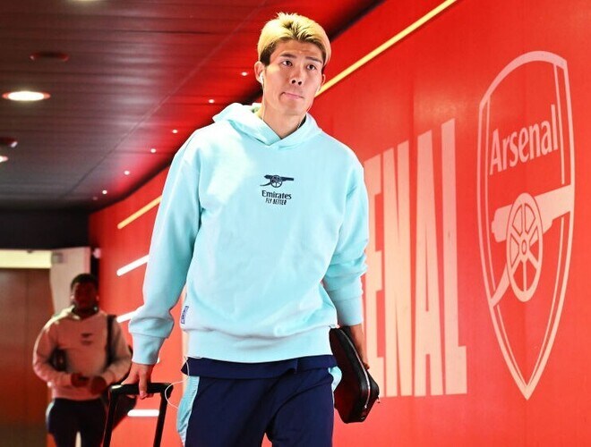 「どんな監督にとっても夢の存在」日本人DFの退団を英名門の専門メディアが惜しむ。プレミアクラブ関心報道に「彼がライバルに加入するのを見るのはつらい」