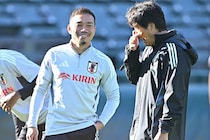 「俺だったらサッカーやめるわ」長友佑都の“股抜きヒール”に名波浩コーチが反応。報道陣の笑いを誘ったふたりのやり取り【日本代表】