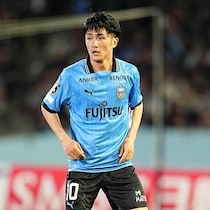 川崎の大島僚太が復帰戦で再び負傷か...75分に途中出場→得点の起点になるディフェンス→足を引きずり、試合終了前にピッチを去る