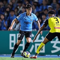 開始２分、川崎にアクシデント。走り出した三浦颯太が急ストップ。左太ももを痛めたか。担架で運ばれてピッチを後に