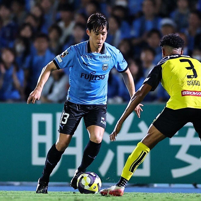 開始２分、川崎にアクシデント。走り出した三浦颯太が急ストップ。左太ももを痛めたか。担架で運ばれてピッチを後に