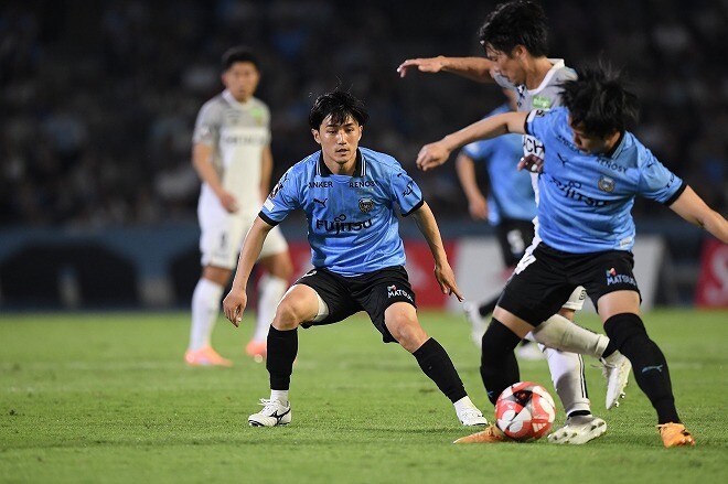 辛い復帰戦での負傷。足を引きずりながらプレーした川崎・大島僚太の姿を目にしたキャプテンの脇坂泰斗が取った行動