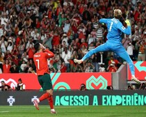 「ロナウド」がトレンド入り。“ど真ん中”PK痛恨の失敗「隅にぶち込んだ方がいい」「GKすごいな」の声。ポルトガルは１－０で勝利【W杯欧州予選】