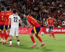 「マジでエグすぎ」「思いっきりズドン最高」スペイン28歳レフティの弾丸FK弾に脚光「ソシエダでも決めてよ」のリクエストも