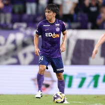 ルヴァン決勝進出を目ざす広島にアクシデント。田中聡が無念の途中交代。一度はプレー続行も...担架でしっかりと固定されてピッチを後に