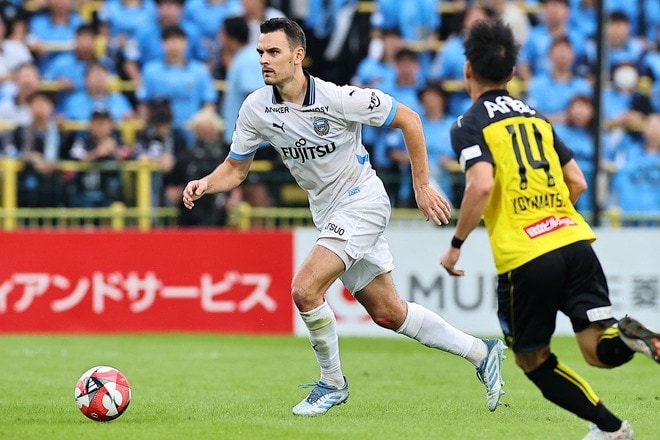 川崎のウレモヴィッチが後半に一発退場。２戦合計で２点リードも、数的不利の苦しい状況に【ルヴァン杯】