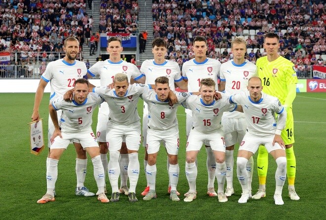 「クソ試合だ」「ひどすぎる」W杯準優勝経験国が人口5.5万人のFIFAランク136位に衝撃敗戦で批判殺到！元Jリーガーの指揮官には解任論「もう出て行け」【W杯欧州予選】