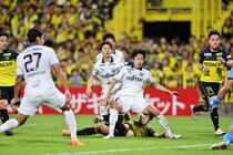 まさかの逆転負けにタオルで顔を覆い...ルヴァン・柏戦で痛みに耐え、責任を背負った川崎CB佐々木旭に先輩GK安藤駿介がかけた言葉