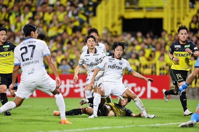 まさかの逆転負けにタオルで顔を覆い...ルヴァン・柏戦で痛みに耐え、責任を背負った川崎CB佐々木旭に先輩GK安藤駿介がかけた言葉