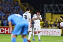 ルヴァン準決勝敗退でピッチに倒れ込んだ川崎のふたりのルーキーCB。10人での逃げ切り失敗に悔いも、大事なのは“経験の継承”だ