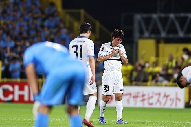 ルヴァン準決勝敗退でピッチに倒れ込んだ川崎のふたりのルーキーCB。10人での逃げ切り失敗に悔いも、大事なのは“経験の継承”だ