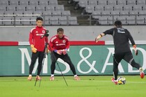 シュートの雨嵐を防ぎ続ける覚悟。ブラジル戦で「とにかくゼロにこだわり続ける」鈴木彩艶が最後の砦となり、新たな歴史を切り開きたい【日本代表】