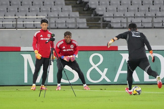 シュートの雨嵐を防ぎ続ける覚悟。ブラジル戦で「とにかくゼロにこだわり続ける」鈴木彩艶が最後の砦となり、新たな歴史を切り開きたい【日本代表】