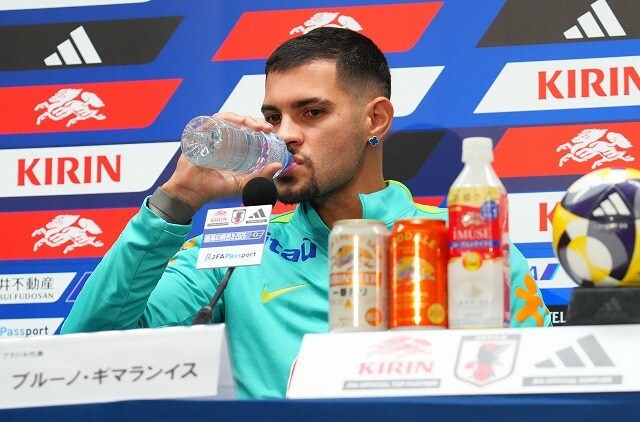 「可愛い、優しい」「気が利く漢ギマランイス」水を飲まないと！ブラジル主力の行動にファンほっこり。日本戦を前に笑顔が溢れる
