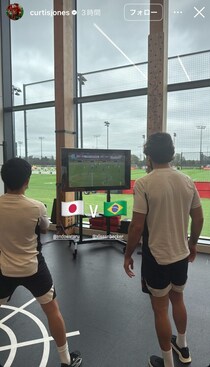 「どんな会話してたんだろ？」遠藤航＆アリソンが並んで“日本vsブラジル戦”をテレビ観戦する一枚が話題！「堂々たる後ろ姿」「アリソンは心配だろなぁ」