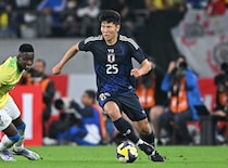 セレソン攻撃陣から次々とボール奪取。CBにコンバートからわずか１年で飛躍を遂げた鈴木淳之介の成長の背景「毎試合、良くなれるように」