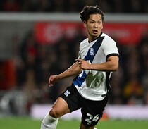 「とても悪い」「外せないのか」昨季にイングランドで躍動した元JリーグMVPにまさかの批判、識者が“スタメン外し”を主張…韓国代表MFの方を「見たい」