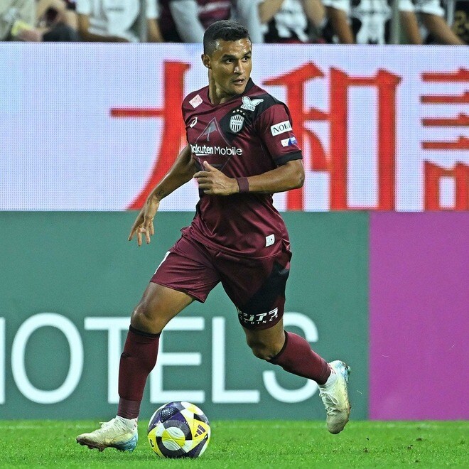 鹿島との大一番、神戸のエリキが無念の途中交代。右太もも裏を痛めたか