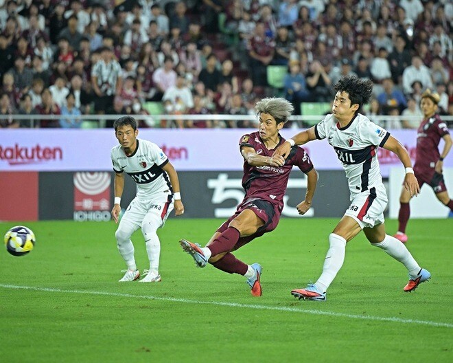 早川が大迫との１対１でビッグセーブ！ ４位・神戸対首位・鹿島の上位対決は両者譲らずドロー決着