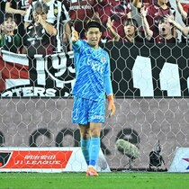 誰もが失点を覚悟...神戸10番はピッチを叩いて悔しがる。鹿島守護神の“GOD”セーブに反響続々！「バケモンだわ日本で一番うまいだろ」「やっぱり早川最強じゃん！」