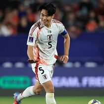 「契約してくれ」「日本人がいれば優勝」イングランド王者に20歳の日本人DF獲得待望論！「彼は数年で最高のCBになる」