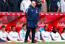 「プレミア史上最も残酷」就任から39日、敗戦から18分…元マリノス指揮官を即解任に現地記者が驚き！「初めて見た光景」とは？