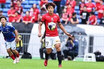 副審の胸を小突き退場…浦和MF金子拓郎がチーム離脱処分に。クラブが見解「審判へのリスペクト精神欠く行為は許されない」